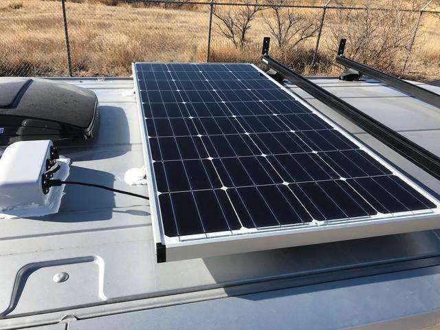 installation de panneaux solaires sur le toit 